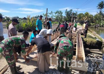 Satgas Organik Yon Arhanud 3/YBY Bersama Warga Kompak Bangun Jembatan Penghubung Desa Kalebu- Desa Galebo di Maluku Utara