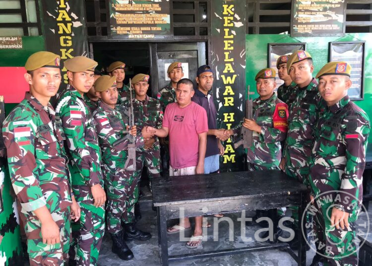 Pendekatan Yang Humanis, Warga Kao Halmahera Utara Serahkan Dua Pucuk Senpi Rakitan Ke Satgas Yon Arhanud 3/YBY