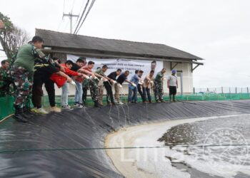 Pangdam III/Siliwangi tebar BIOS 44 DC Pada Tambak Udang Vaname di Cikalong