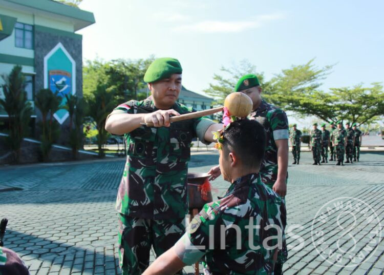 Aspers Kasdam XII/Tpr Pimpin Upacara Tradisi Penerimaan Warga Baru