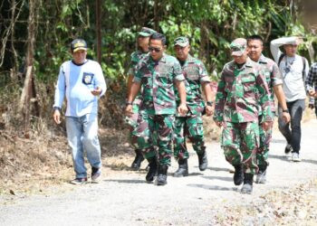 Jalin Kemanunggalan TNI – Rakyat, Paldam XII/Tpr Karya Bakti Bangun Jalan