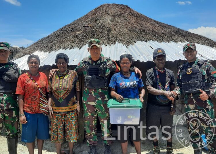 Satgas Organik Yonif Raider 301/PKS Berbagi Sembako di Distrik Irimuli Puncak Jaya Papua