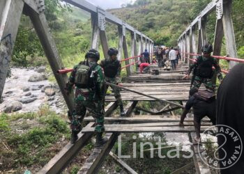 Gerak Cepat Satgas Satuan Organik Yonif Raider 301/PKS Bersama Warga Perbaki Jembatan