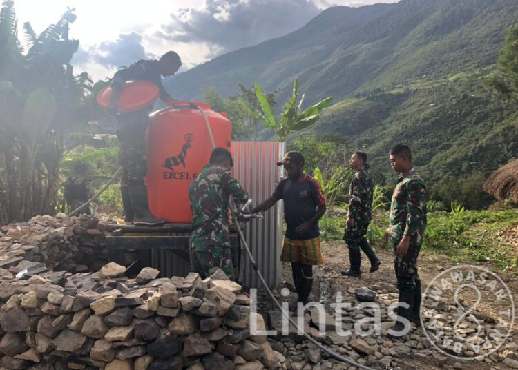 Satgas Organik Yonif Raider 301/PKS Bangun Sarana Air Bersih di Kampung Tingginambut Puncak Jaya Papua