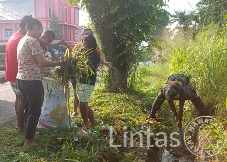 Satgas Yon Arhanud 3/YBY Bersama Warga Desa Wosia Bersihkan Parit Saluran Air, Antisipasi Banjir & Menyambut Natal Dan Tahun Baru