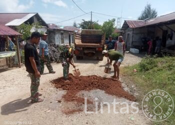Bersama Warga, Satgas Organik Yon Arhanud 3/YBY Perbaiki Jalan Desa