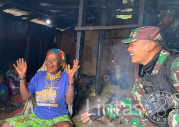 Masuk Dapur Warga, Cara Satgas Organik Yonif Raider 301/PKS Peduli Masyarakat Puncak Jaya Papua