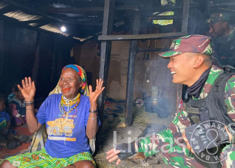 Masuk Dapur Warga, Cara Satgas Organik Yonif Raider 301/PKS Peduli Masyarakat Puncak Jaya Papua