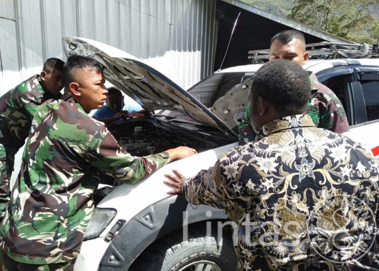 Atasi Kesulitan Masyarakat, Satgas Organik Yonif Raider 301/PKS Perbaiki Mobil Pelayanan Gereja di Puncak Jaya Papua