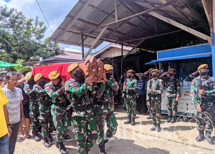 Wujud Nyata Kebersamaan TNI-Rakyat, Personel Satgas Pamtas RI-Malaysia Yon Armed 5/PC/Tarik Mengikuti Upacara Pemakaman Secara Militer Putra Terbaik Bangsa.