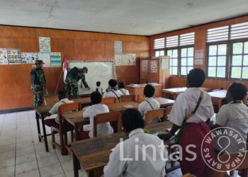 Satgas Organik Yonif Raider 301/PKS Dukung Gadik di Sekolah Tingginambut Papua