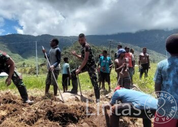 Satgas Satuan Organik Yonif Raider 301 /PKS, Tanamkan Jiwa Kebersamaan Kepada Masyarakat Papua Melalui Gotong Royong