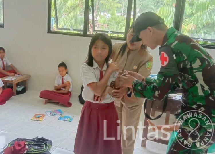 Tingkatkan Kualitas Kesehatan, Satgas Yonif 645/Gty Bantu Berikan Imunisasi