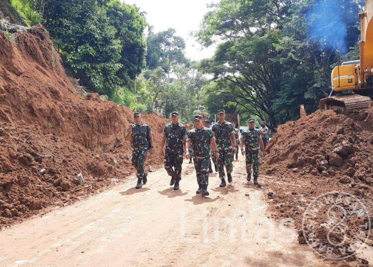Jalan Raya Cugenang Cianjur Sudah Bisa Dilintasi, Kasad Orang Pertama Melintasinya