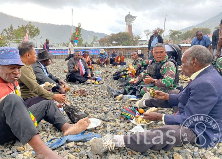 Satgas Organik Yonif Raider 301/Pks Hadir Dalam Acara Tradisi Bakar Batu di Distrik Pagaleme Puncak Jaya Papua