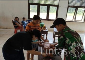 Peduli Tumbuh Kembang Anak, Satgas Pamtas 645 Bersama Puskesmas Siding Gelar Posyandu