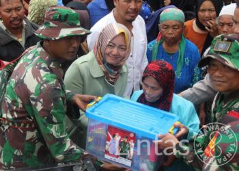 Yonif 315/Garuda Distribusikan Logistik Kepada Warga Terdampak Gempa Cianjur Sampai Lokasi Terisolir