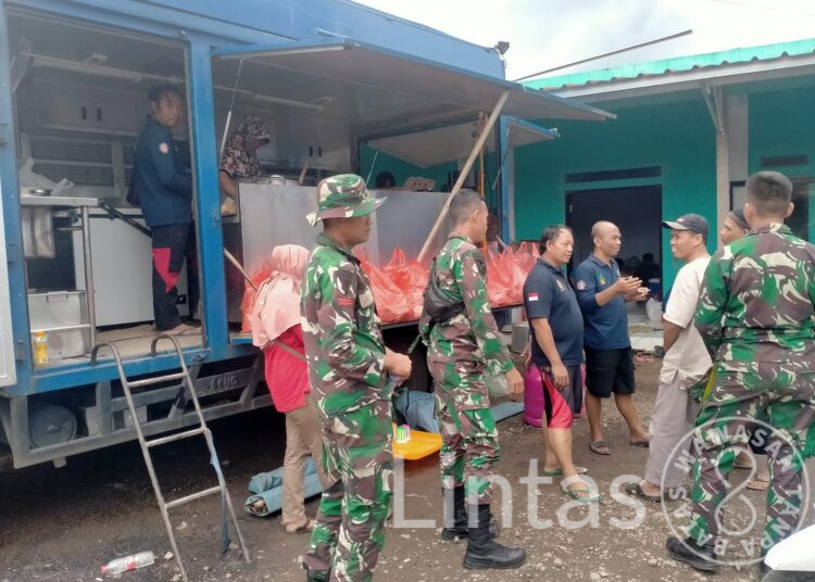 Yonif 310/KK Bantu Penanggulangan Gempa Cianjur