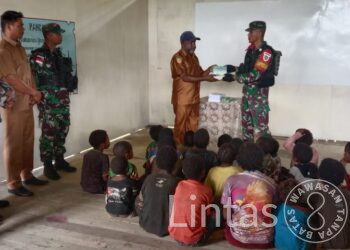 Peduli Anak Bangsa, Satgas Satuan organik Yonif Raider 301/PKS Bagikan Alat Tulis Di SDN Kalome