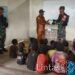 Peduli Anak Bangsa, Satgas Satuan organik Yonif Raider 301/PKS Bagikan Alat Tulis Di SDN Kalome