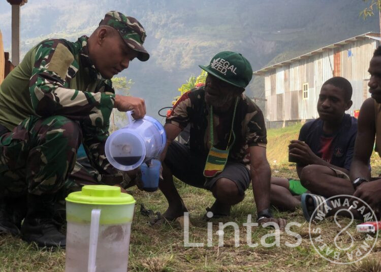 Satgas Yonif Raider 301/PKS Bersama Warga Bersihkan Pasar di Distrik ILU Puncak Jaya Papua