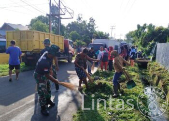 Satgas Yon Arhanud 3/YBY Bersama Dengan Instansi Pemerintah Dan Masyarakat Melaksanakan Jum’at Bersih