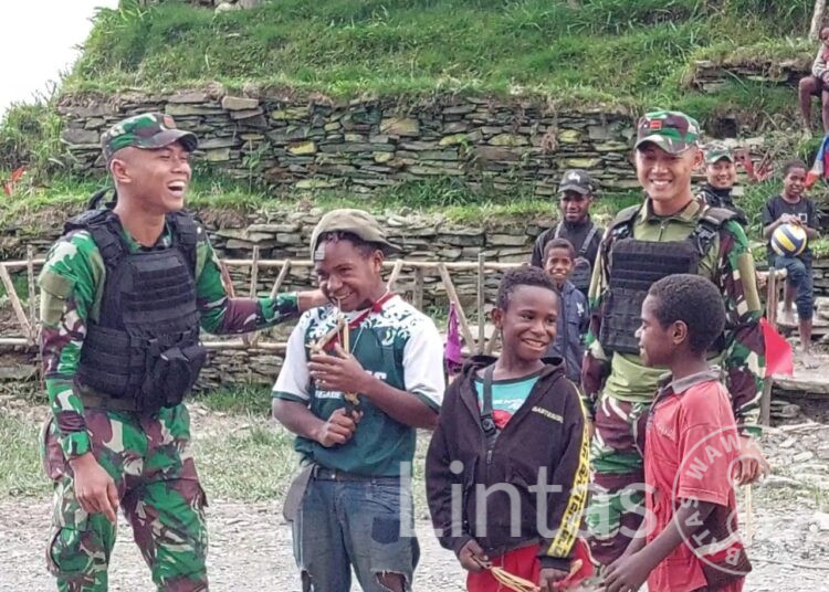Kegembiraan Anak-Anak Pedalaman Papua Saat Bermain Dengan Satgas Yonif Raider 301/PKS