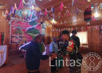Satgas Organik Yonif 301/PKS Beri Kejutan Warga Papua, Beri Pohon Natal Hasil Karya Satgas Ke Gereja GIDI Bethel Distrik ILU Puncak Jaya Papua