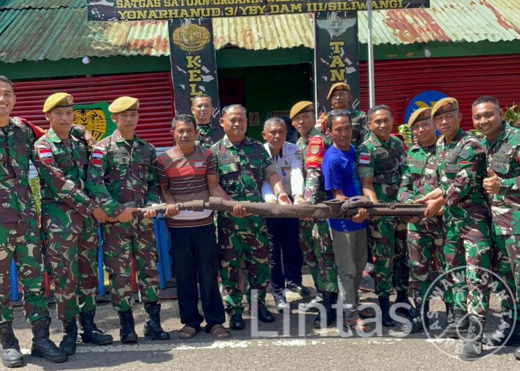 Brigjen TNI Kuat Budiman Saksikan Penyerahan Senpi Organik Dari Warga Saat Kunjungi Satgas Organik Yon Arhanud 3/YBY di Halmahera Utara