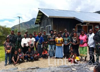 Menyambut Natal, Satgas Satuan Organik Yonif Raider 301/Pks Beri Bantuan Alkitab Pada Jemaat di Distrik Kalome