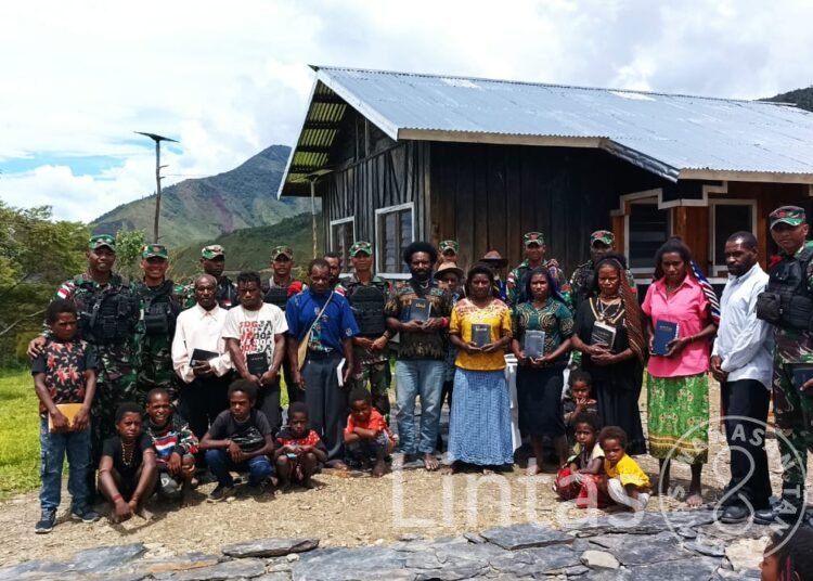 Menyambut Natal, Satgas Satuan Organik Yonif Raider 301/Pks Beri Bantuan Alkitab Pada Jemaat di Distrik Kalome