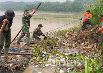 Sektor 9 Sub 1 Satgas Citarum Harum Bersihkan Sungai, Jadikan Sampah Bernilai Ekonomi