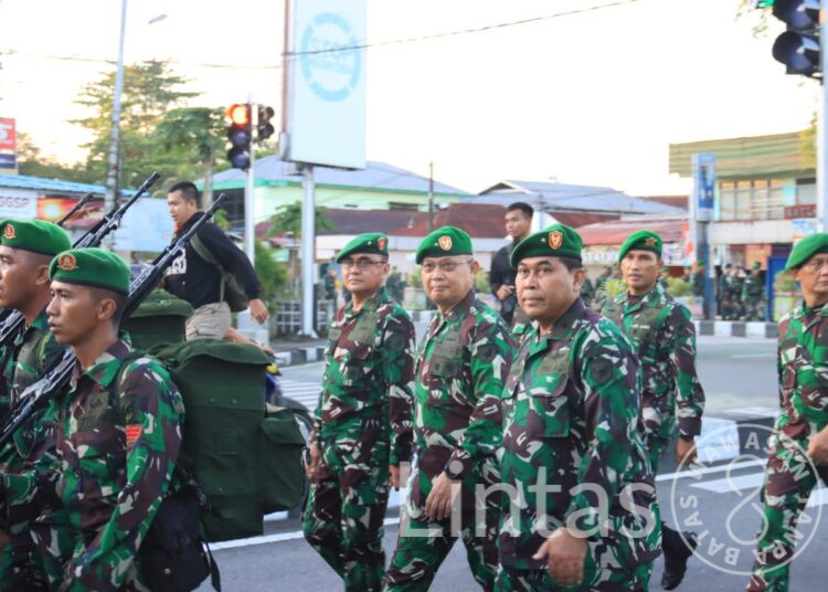 Kasdam XII/Tpr Ikut Berjalan Kaki Pada Etape Terakhir Gerak Jalan Peleton Pembawa Simbol YWPJ