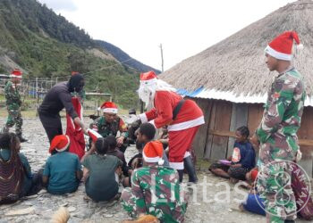 Posramil Puncak Senyum, Satgas Satuan Organik Yonif Raider 301/PKS Bersama Sinterklas Bagi – Bagi Hadiah Natal
