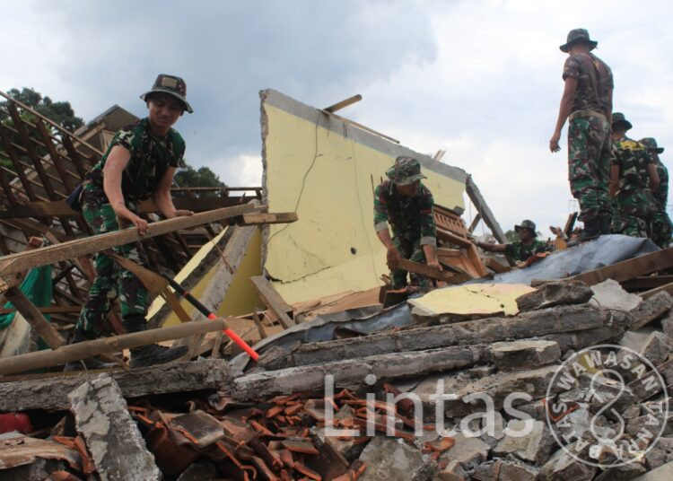 Prajurit Kodam III/Siliwangi Berjibaku Bantu Bersihkan Puing Bangunan Akibat Gempa Cianjur