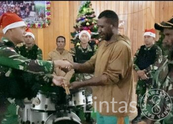 Satgas Satuan Organik Yonif Raider 301/PKS Serahkan Bantuan Alat Musik Drum Ke Gereja Galelea Mulia Gambut Puncak Jaya Papua