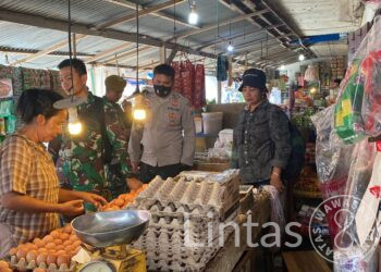 Pastikan Harga Pangan Terjangkau Masyarakat, Satgas Satuan Organik Yon Arhanud Organik 3/YBY Bersama Pemda Kunjungi Pasar