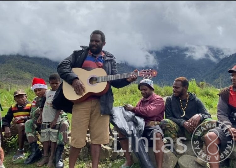 Berbagi Kebahagiaan Satgas Satuan Organik Yonif Raider 301/PKS Beri Bantuan Alat Musik Kepada Jemaat Gereja Yerusalem 1 Mulia Puncak Jaya Papua