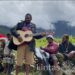 Berbagi Kebahagiaan Satgas Satuan Organik Yonif Raider 301/PKS Beri Bantuan Alat Musik Kepada Jemaat Gereja Yerusalem 1 Mulia Puncak Jaya Papua