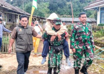 Hadir Di Tengah Kesulitan, Danramil 2414/Ciwidey Bawa 3 Warga Sakit Ke RS Dustira
