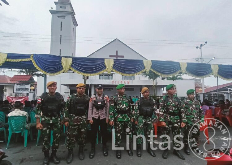 Satgas Satuan Organik Yonarhanud 3/Yby Bersama Polri Amankan Umat Kristiani Beribadah dan Rayakan Natal