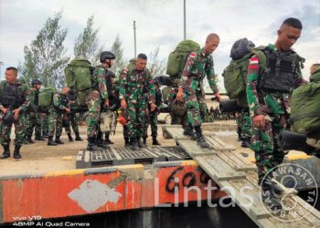 Embarkasi Satgas Satuan Organik Yonif Raider 301/PKS Gunakan KRI Teluk Hading (538) Dari Mimika, Papua