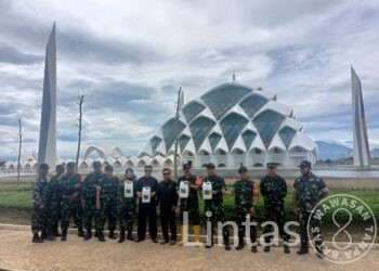 Percepat Keasrian Sekitar Mesjid Al-Jabbar, Kodim 0618/Kota Bandung Siramkan Bios 44 DC di Lahan dan Kolam Lingkungan Masjid