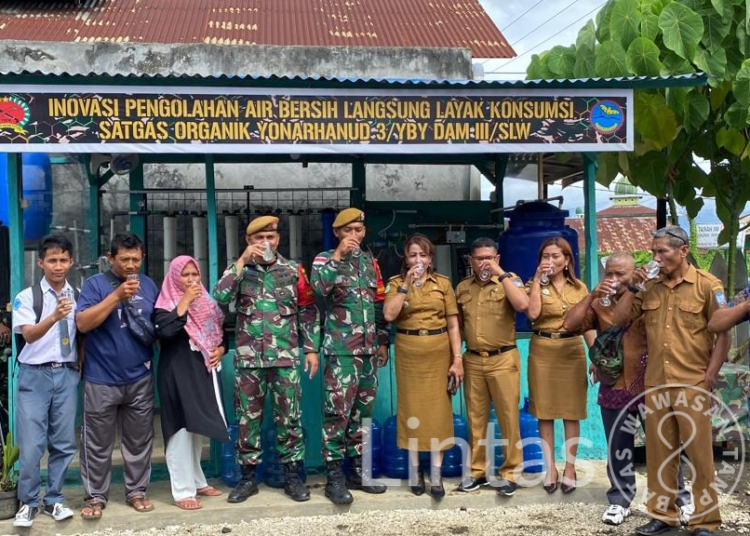 Satgas Organik Yon Arhanud 3/YBY Siapkan Air Siap Minum, Warga Desa Gosoma Serbu Kotis