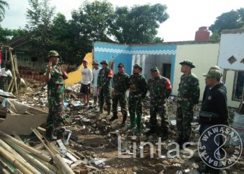 Atasi Kesulitan Rakyat, Koramil 08-12/Campaka Bantu Bereskan Puing-puing Rumah