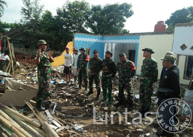 Atasi Kesulitan Rakyat, Koramil 08-12/Campaka Bantu Bereskan Puing-puing Rumah