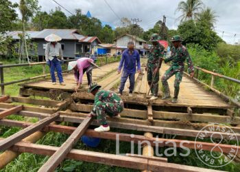 Satgas Yonarmed 5/105 TRK/PG Turun Tangan Bangun Jembatan Yang Hancur