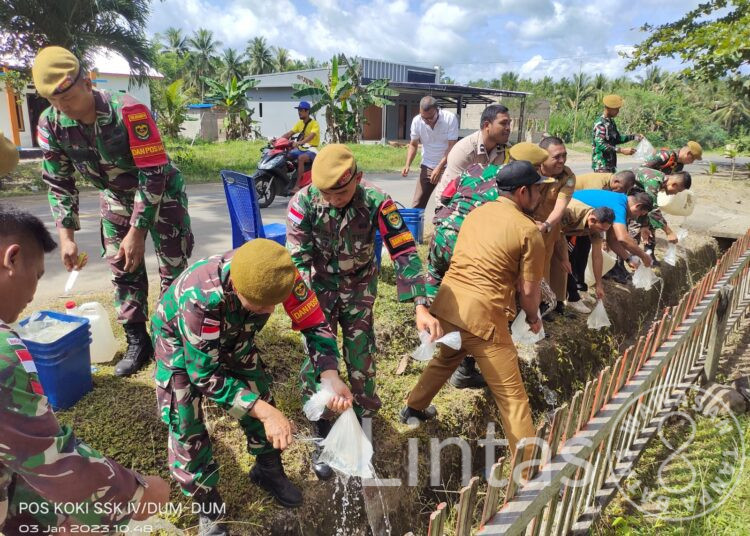 Satgas Satuan Organik Yon Arhanud 3/YBY Pos Koki Dumdum Musnahkan Barbuk Minuman Keras Sitaan Dari Warga