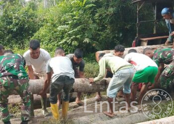 Bangun Jembatan Di Desa Kabau, Satgas Satuan Organik Yonarhanud 3/Yby Cekatan Atasi Kesulitan Masyarakat