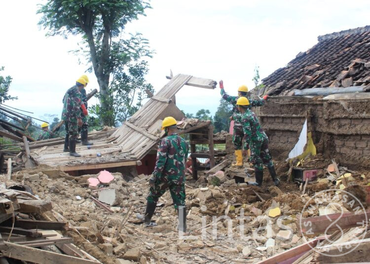 Hingga Desa Cirumput Yang Terpencil, Anggota Kodim 0622/Kab. Sukabumi Lakukan Pembersihan Puing